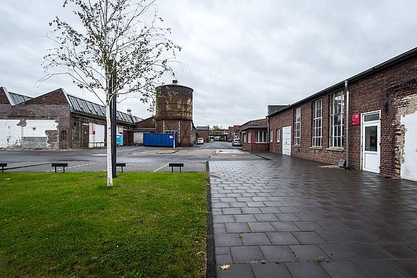 E15.001 Lagerfläche mit Büro und Empore im Mies van der Rohe Campus