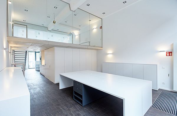 Außergewöhnliches Loftbüro im historischen Wiegehaus des Mies van der Rohe Campus