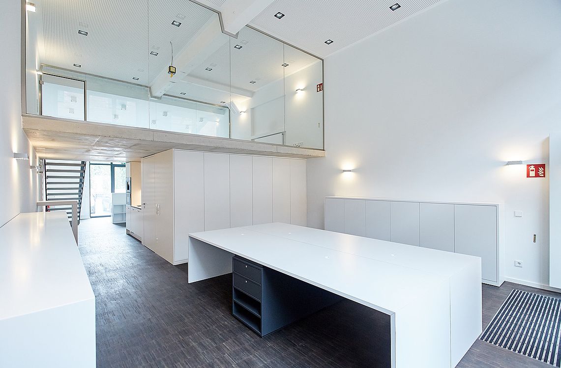 Außergewöhnliches Loftbüro im historischen Wiegehaus des Mies van der Rohe Campus